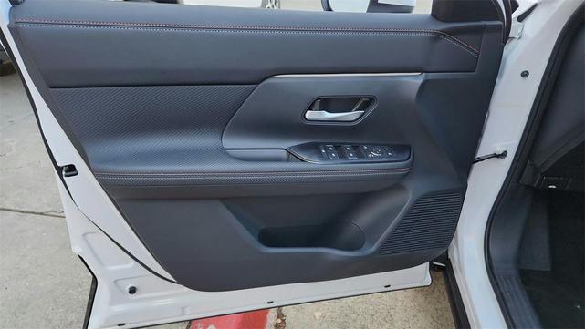 Photo of 2025 Aspen White Tricoat Nissan Kicks