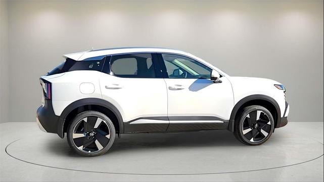 Photo of 2025 Aspen White Tricoat Nissan Kicks