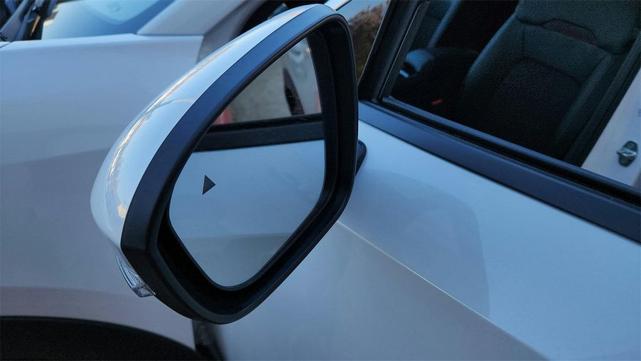 Photo of 2025 Aspen White Tricoat Nissan Kicks