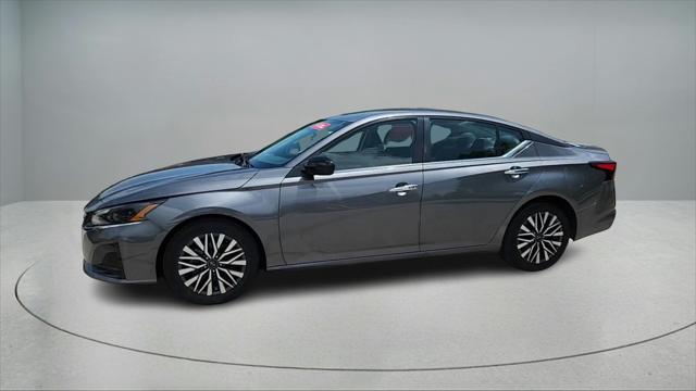 Photo of 2024 Gun Metallic Nissan Altima
