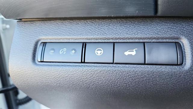 Photo of 2025 Glacier White Nissan Pathfinder