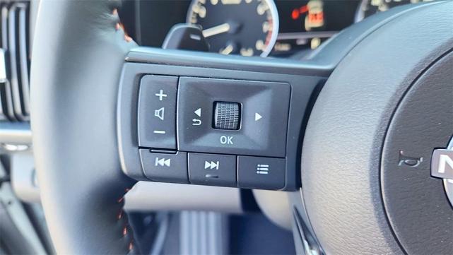 Photo of 2025 Glacier White Nissan Pathfinder