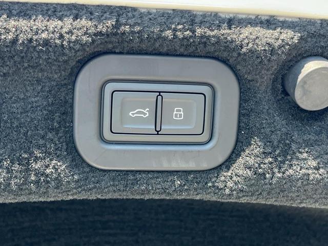 Photo of 2024 SNOW QUARTZ Bentley Continental GT