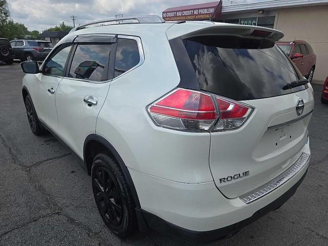 Photo of 2015 White Nissan Rogue