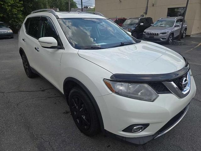 Photo of 2015 White Nissan Rogue