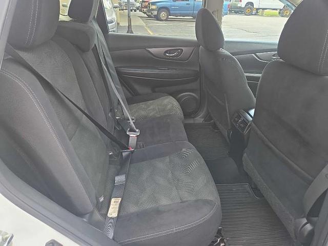 Photo of 2015 White Nissan Rogue