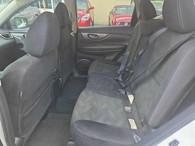 Photo of 2015 White Nissan Rogue