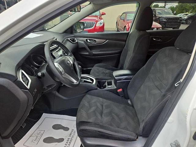 Photo of 2015 White Nissan Rogue