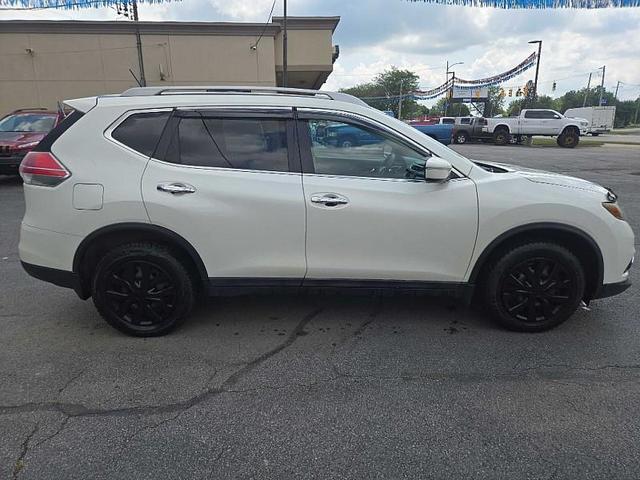 Photo of 2015 White Nissan Rogue