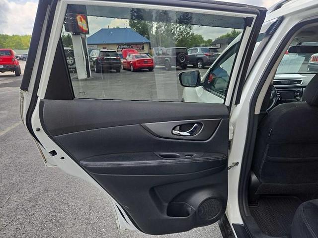 Photo of 2015 White Nissan Rogue