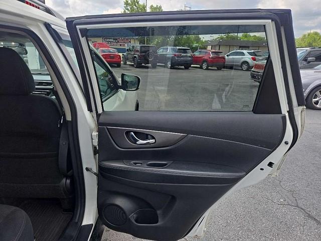 Photo of 2015 White Nissan Rogue