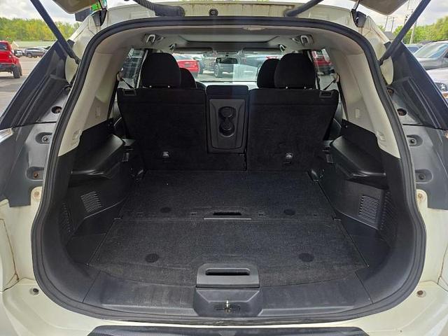 Photo of 2015 White Nissan Rogue