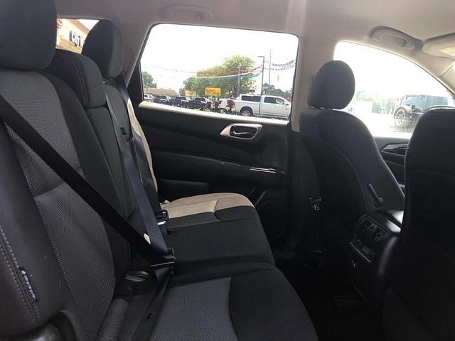 Photo of 2019 Gray Nissan Pathfinder