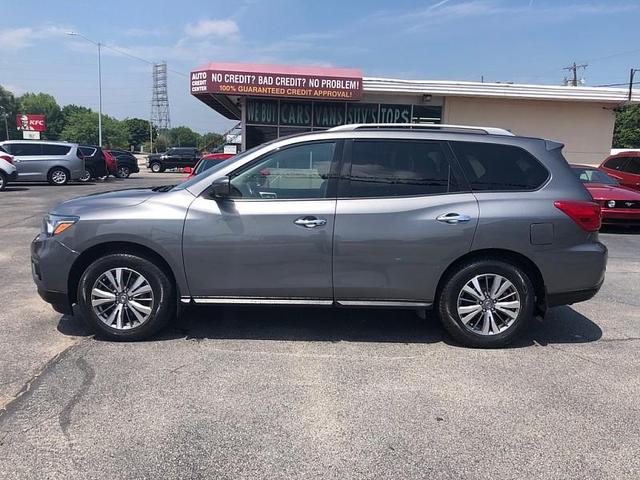 Photo of 2019 Gray Nissan Pathfinder
