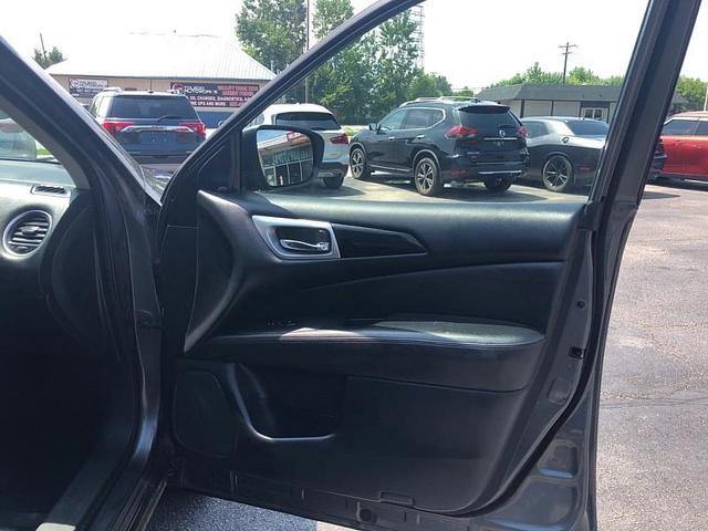 Photo of 2019 Gray Nissan Pathfinder