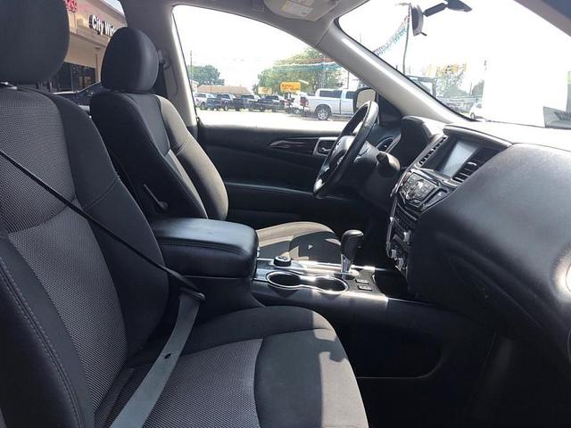 Photo of 2019 Gray Nissan Pathfinder