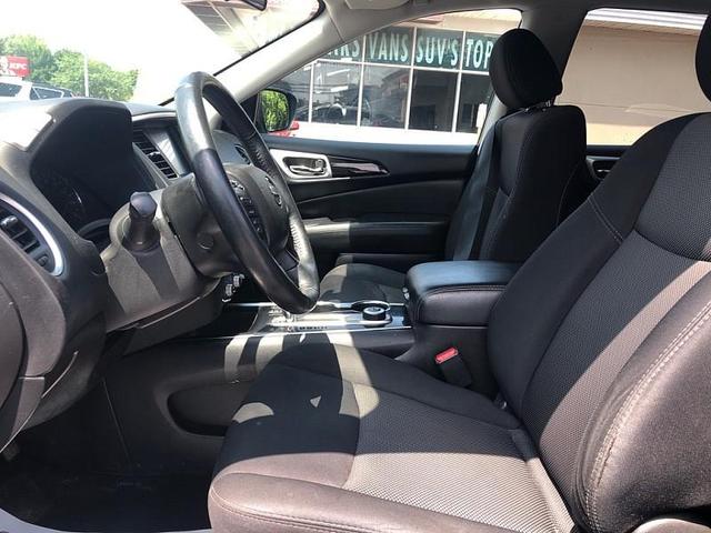 Photo of 2019 Gray Nissan Pathfinder