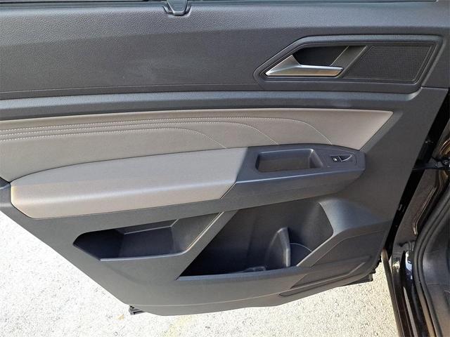 Photo of 2021 Deep Black Pearl Effect Volkswagen Atlas