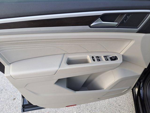 Photo of 2022 Deep Black Pearl Effect Volkswagen Atlas