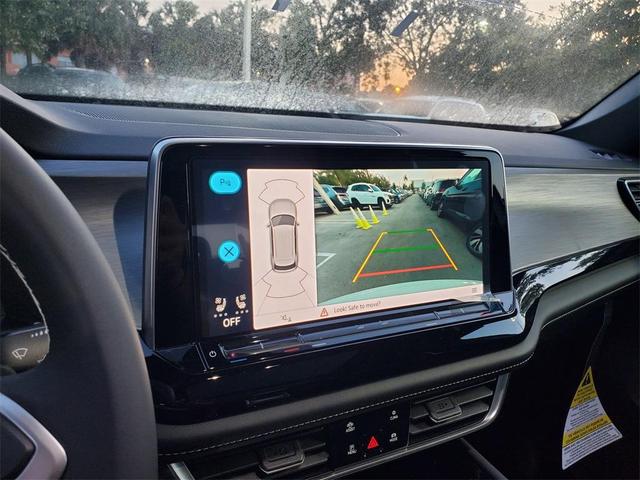 Photo of 2025 Pure White Volkswagen Atlas Cross Sport