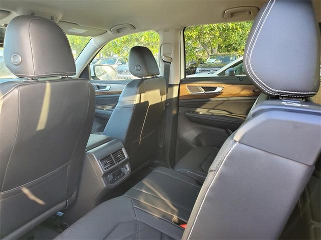Photo of 2025 Pure White Volkswagen Atlas