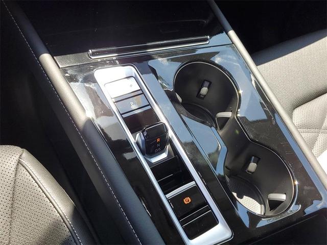 Photo of 2025 Pure White Volkswagen Atlas