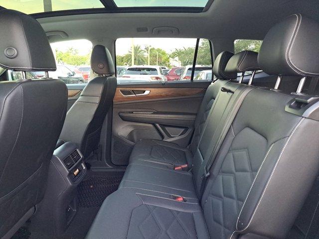 Photo of 2025 Pure White Volkswagen Atlas