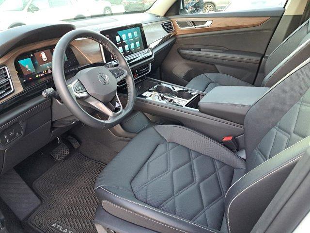 Photo of 2025 Pure White Volkswagen Atlas