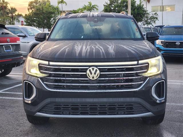 Photo of 2025 Deep Black Pearl Effect Volkswagen Atlas