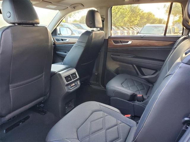 Photo of 2025 Pure White Volkswagen Atlas