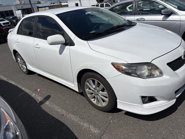 Photo of 2010 Super White Toyota Corolla