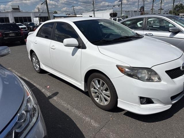 Photo of 2010 Super White Toyota Corolla