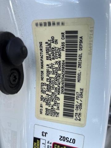 Photo of 2010 Super White Toyota Corolla