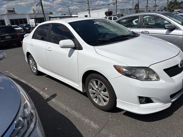 Photo of 2010 Super White Toyota Corolla