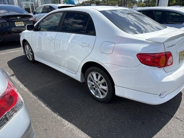 Photo of 2010 Super White Toyota Corolla