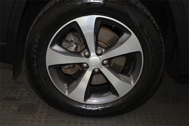 Photo of 2019 Granite Crystal Clearcoat Metallic Jeep Cherokee