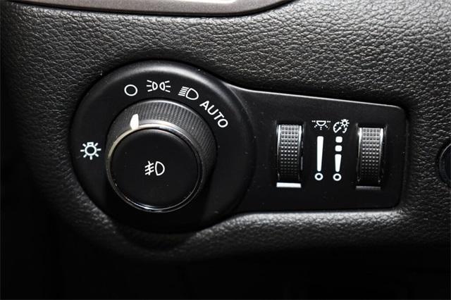 Photo of 2019 Granite Crystal Clearcoat Metallic Jeep Cherokee
