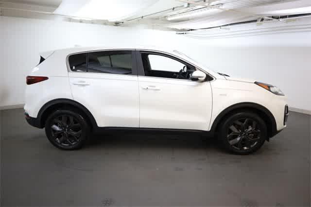Photo of 2022 Snow White Pearl Kia Sportage