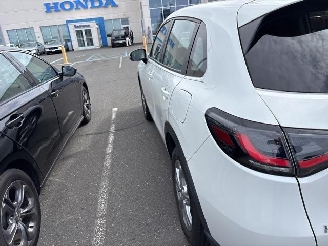 Photo of 2023 Platinum White Pearl Honda HR-V