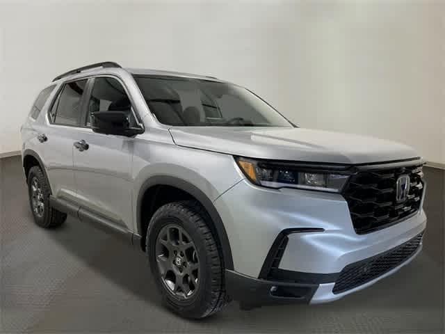 Photo of 2025 Lunar Silver Metallic Honda Pilot