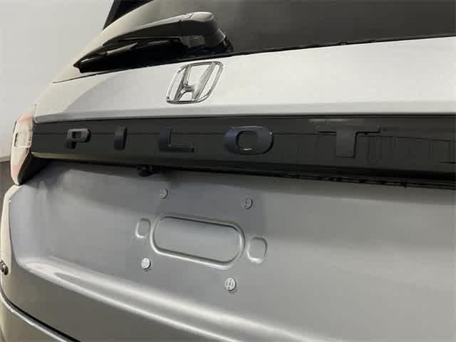 Photo of 2025 Lunar Silver Metallic Honda Pilot