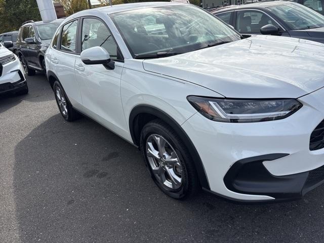 Photo of 2023 Platinum White Pearl Honda HR-V