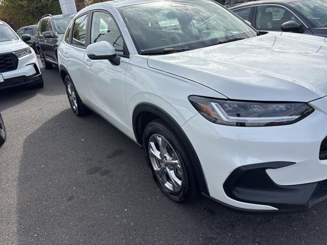 Photo of 2023 Platinum White Pearl Honda HR-V