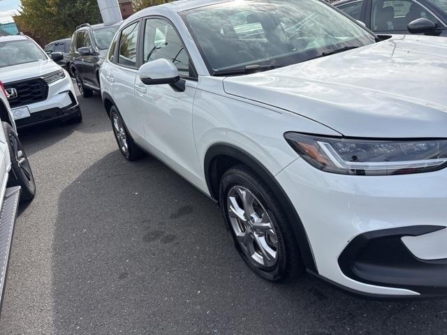 Photo of 2023 Platinum White Pearl Honda HR-V