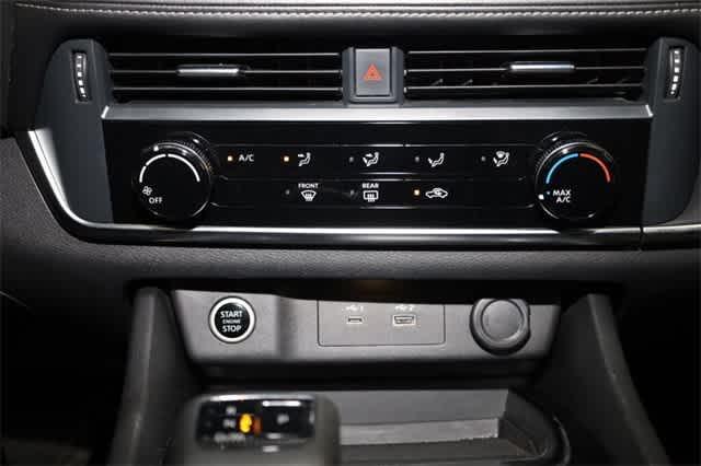 Photo of 2021 Black Nissan Rogue