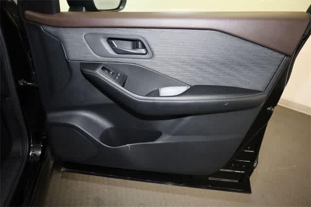 Photo of 2021 Black Nissan Rogue