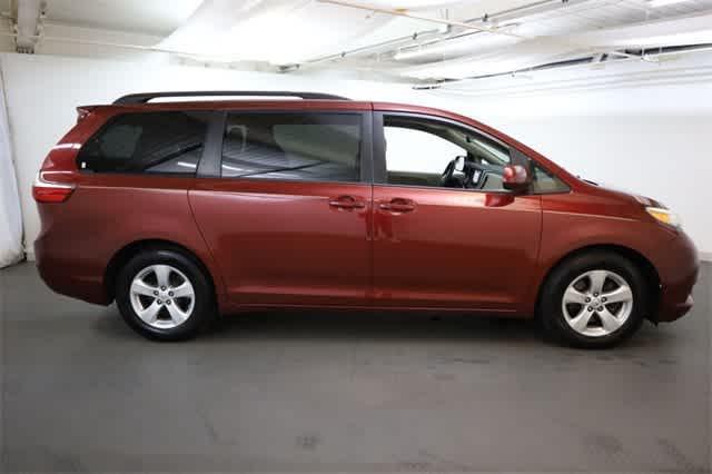 Photo of 2015 Salsa Red Pearl Toyota Sienna