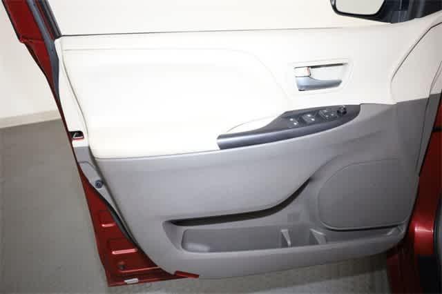 Photo of 2015 Salsa Red Pearl Toyota Sienna