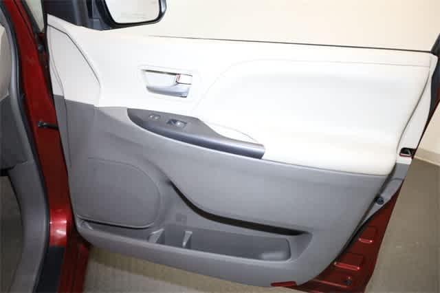 Photo of 2015 Salsa Red Pearl Toyota Sienna