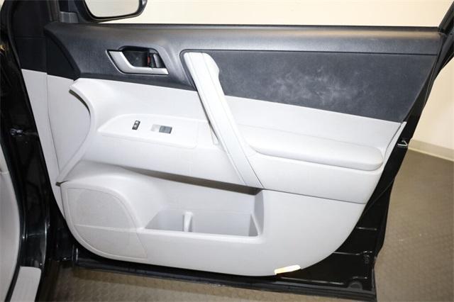 Photo of 2013 Black Toyota Highlander Hybrid